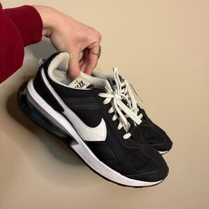 Women’s Nike Air Max Pre-Day Sneakers in Black and White - Size 9